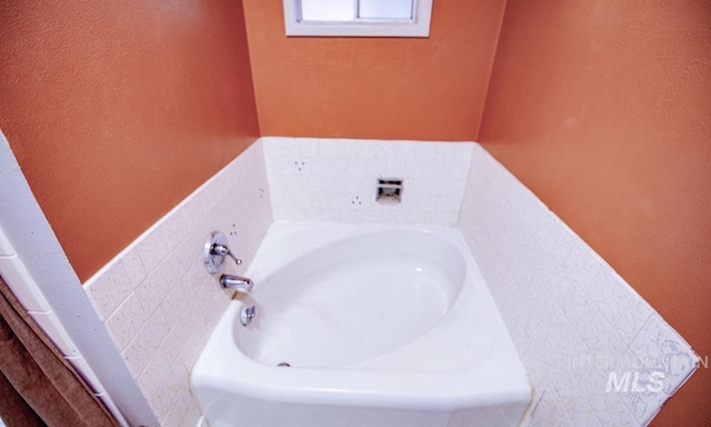 611 E Hawaii Ave, Nampa, ID 83686 - bathroom with a bath and a textured wall
