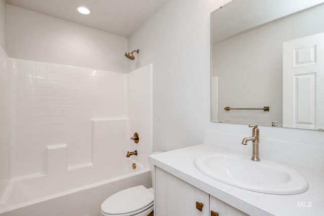 full bath with shower / bath combination, vanity, toilet, and recessed lighting