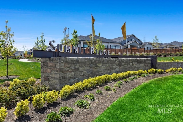 community sign featuring a residential view, fence, and a lawn