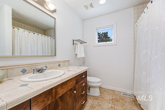 full bathroom with toilet, vanity, baseboards, a shower with curtain, and backsplash
