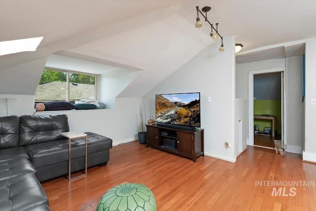 204 7th Ave N, Twin Falls, ID 83301 - living area featuring a skylight, light wood-type flooring, vaulted ceiling, and baseboards