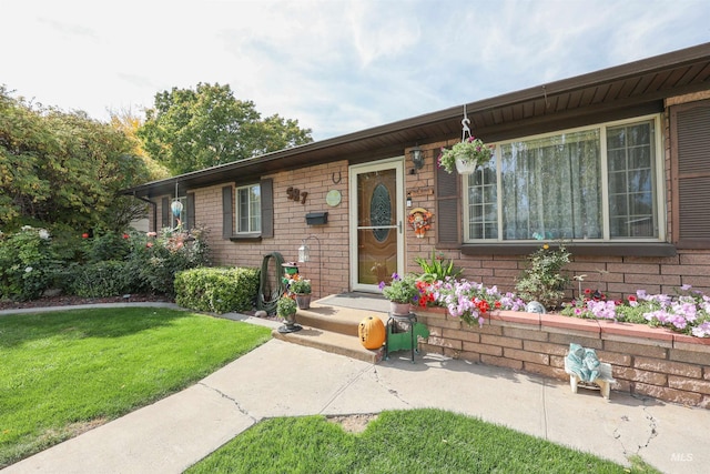 ranch-style house featuring a front lawn