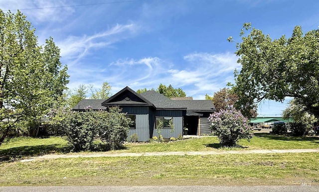 304 N C St, Grangeville, ID 83530 - view of front of house with a front yard and a shingled roof