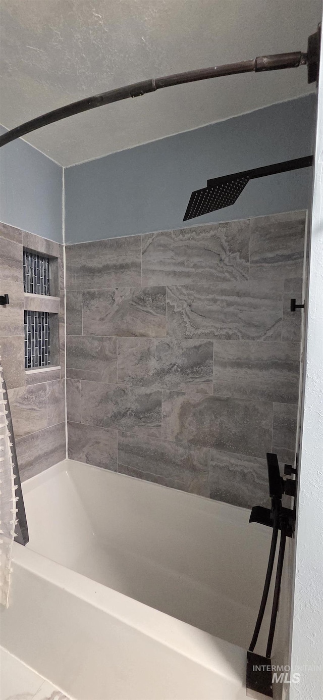 1118 10th St, Lewiston, ID 83501 - full bath featuring shower / tub combination