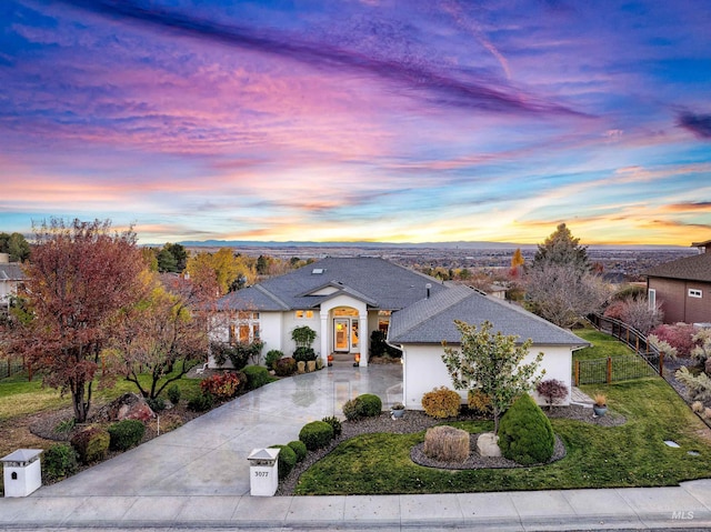 view of front of house featuring stucco siding and driveway