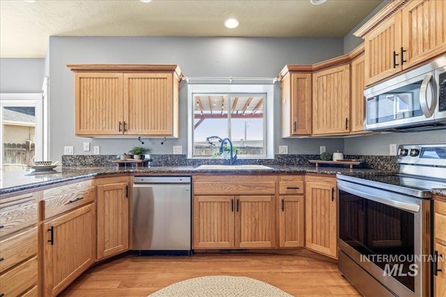 568 S Wooddale Pl, Eagle, ID 83616 - kitchen featuring light wood-type flooring, a sink, recessed lighting, and appliances with stainless steel finishes