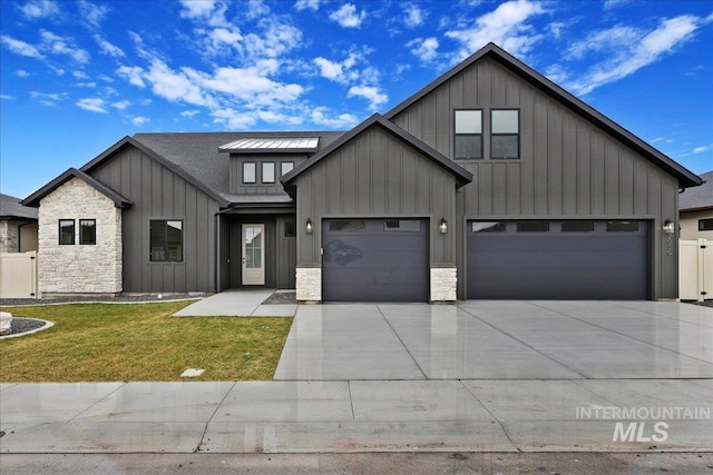 modern farmhouse featuring a front lawn