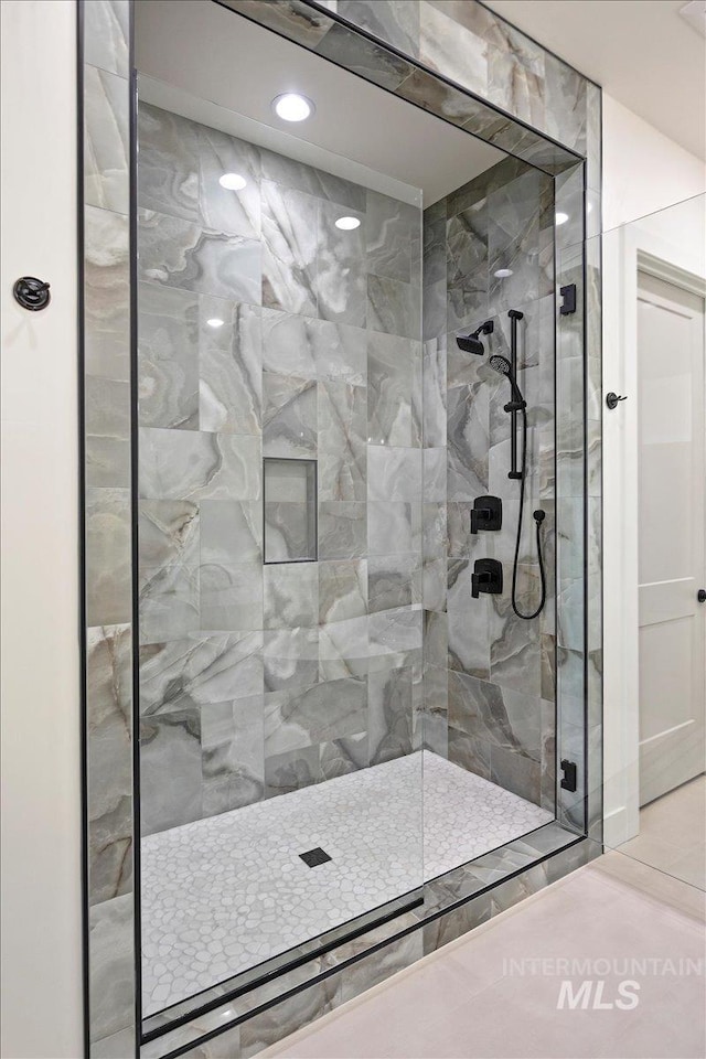 bathroom featuring tiled shower