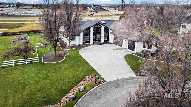 view of front of home featuring a front yard