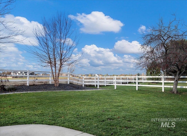 view of yard featuring a rural view