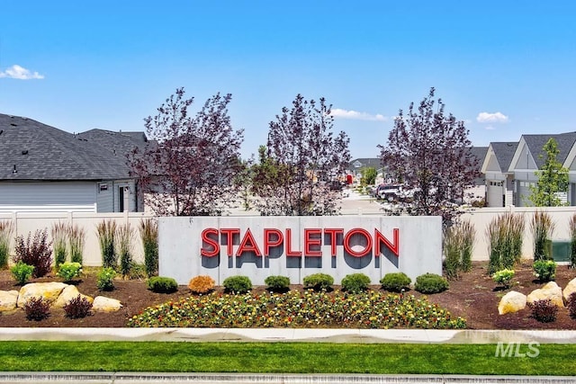 community / neighborhood sign featuring a residential view and fence