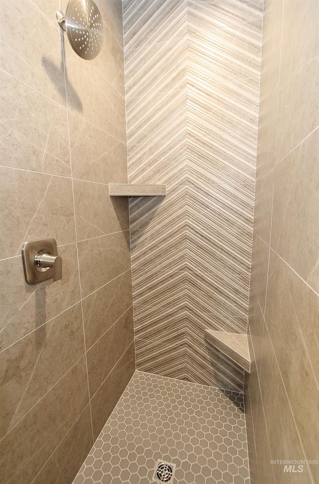 4658 S Hennessy Ave, Meridian, ID 83642 - full bath featuring a tile shower