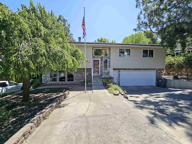 409 Garfield St, Asotin, WA 99402 - split foyer home with driveway and an attached garage