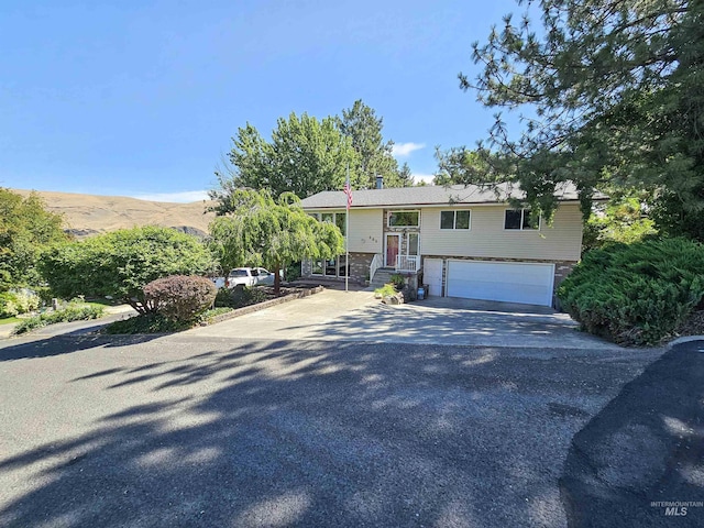 409 Garfield St, Asotin, WA 99402 - raised ranch with concrete driveway and a garage