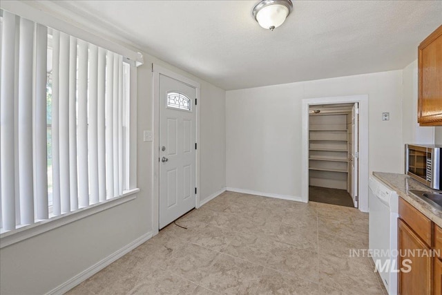 1324 E Oak St, Caldwell, ID 83605 - foyer entrance with baseboards