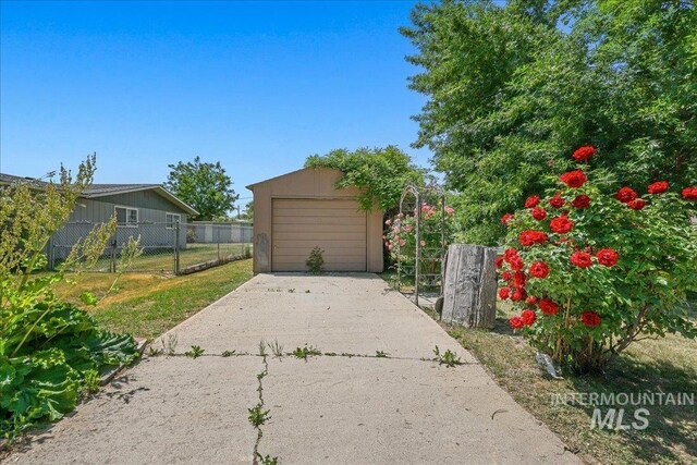 1324 E Oak St, Caldwell, ID 83605 - detached garage featuring concrete driveway