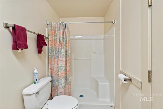 1640 S 5th W, Mountain Home, ID 83647 - bathroom featuring toilet and a shower with curtain