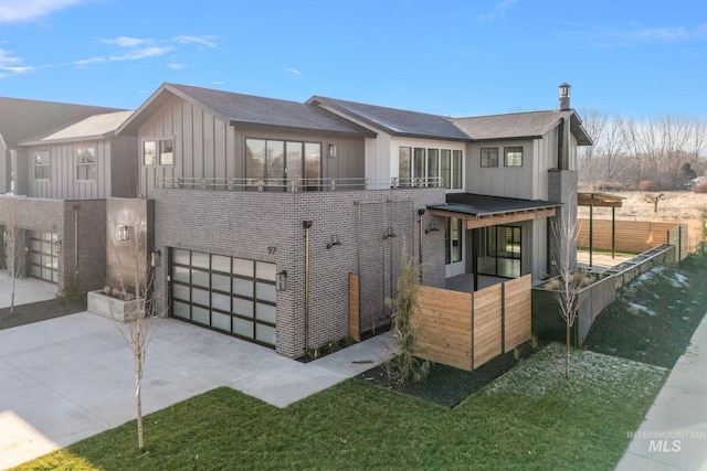 view of front facade featuring a garage