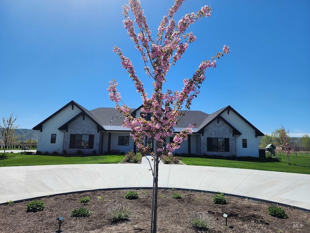 view of front facade featuring a front lawn