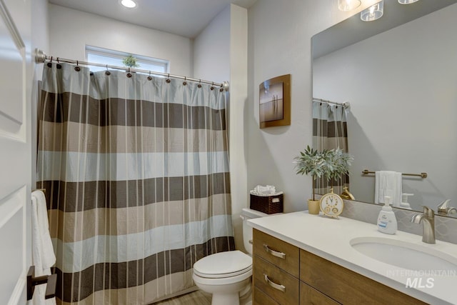 full bath with a shower with curtain, vanity, toilet, and recessed lighting