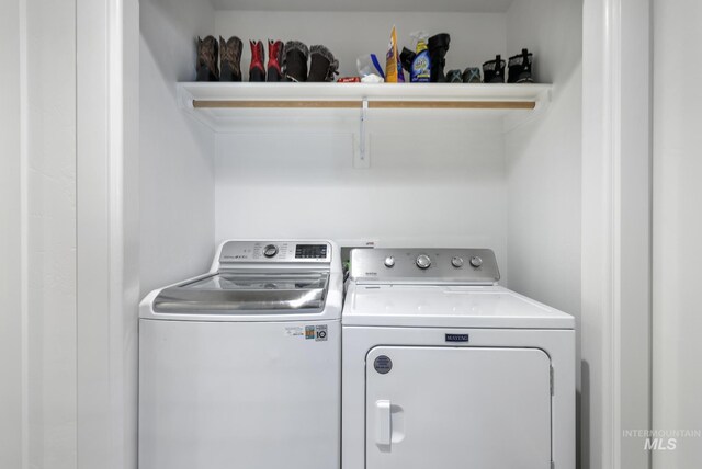 247 Washington St, Gooding, ID 83330 - laundry room with washer and clothes dryer