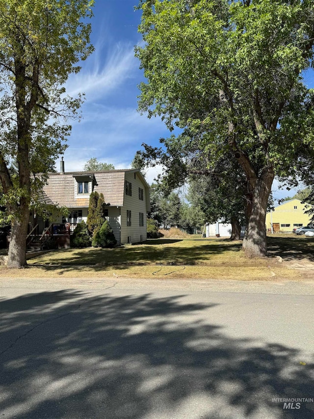 view of front of home featuring a front yard