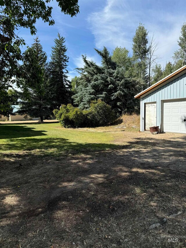 view of yard featuring an outbuilding and a garage