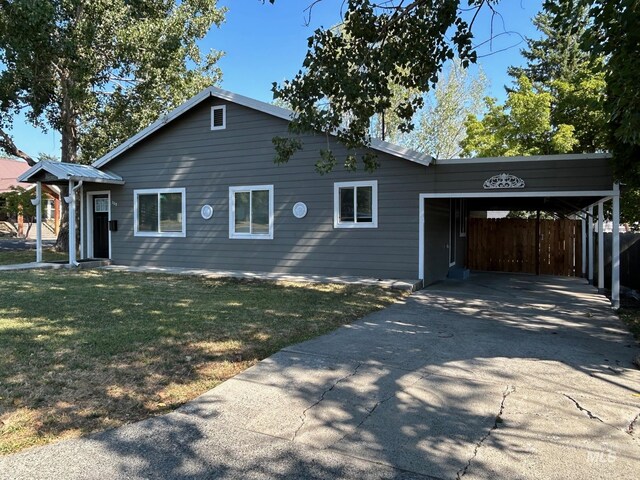 view of front of home featuring a carport and a front yard