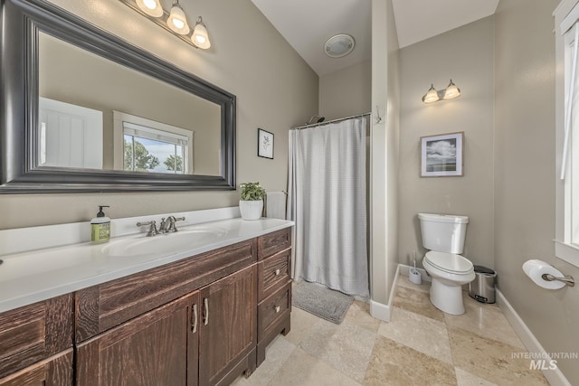 full bath featuring toilet, vanity, a shower with shower curtain, and baseboards