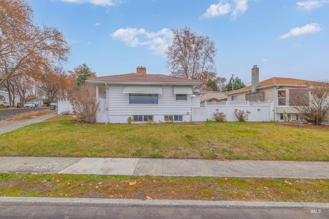 view of front of home featuring a front lawn