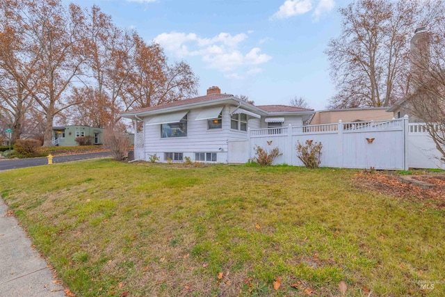 view of front of property with a front yard