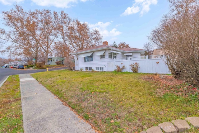 view of front of home featuring a front yard