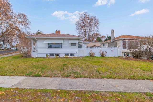 view of front of house featuring a front lawn