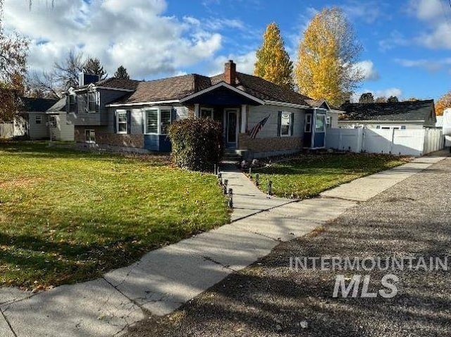 view of front of house featuring a front lawn