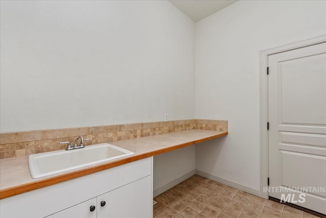 1280 W Bacall St, Meridian, ID 83646 - laundry room with baseboards and a sink
