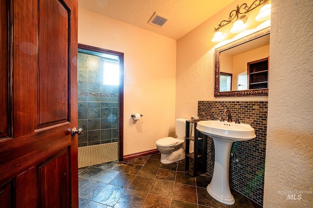 186 Ridgeview Dr, Grangeville, ID 83530 - bathroom featuring a textured ceiling, visible vents, toilet, a textured wall, and baseboards