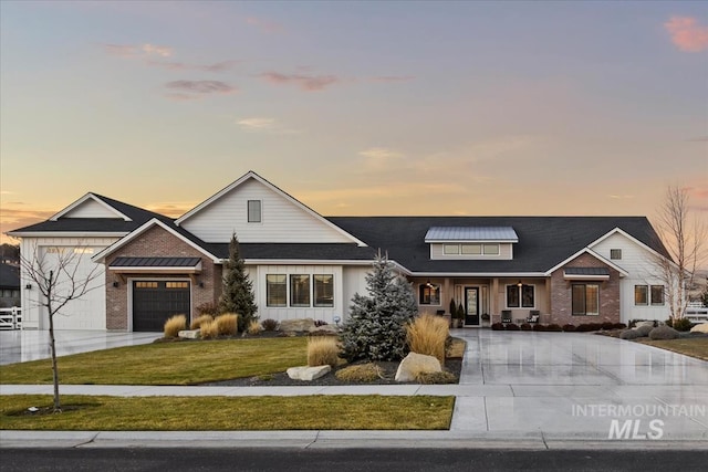 view of front facade featuring a garage and a yard