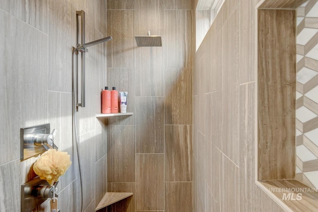 bathroom featuring tiled shower