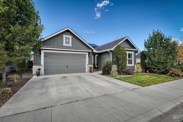 view of front of property featuring a front yard and a garage