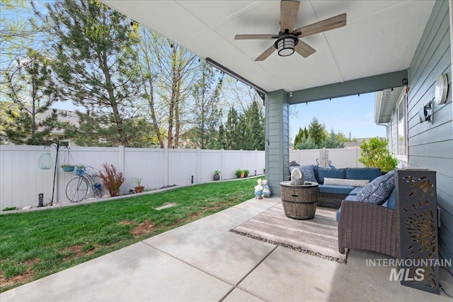 view of patio featuring a fenced backyard, an outdoor hangout area, and ceiling fan