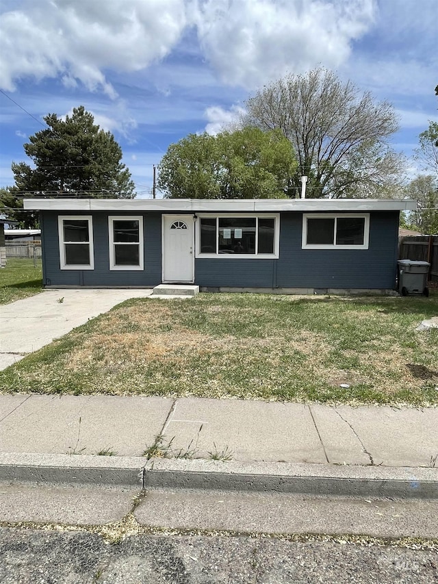 825 S 12th E, Mountain Home, ID 83647 - view of front of home with a front lawn