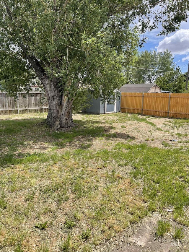 825 S 12th E, Mountain Home, ID 83647 - view of yard featuring an outbuilding
