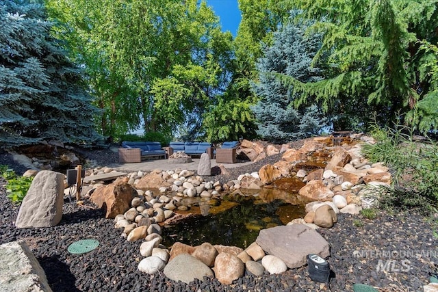 view of yard featuring an outdoor living space