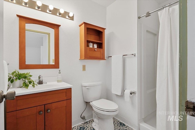 full bath with a shower with curtain, baseboards, toilet, and vanity