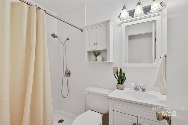 full bath featuring a shower with curtain, toilet, and vanity