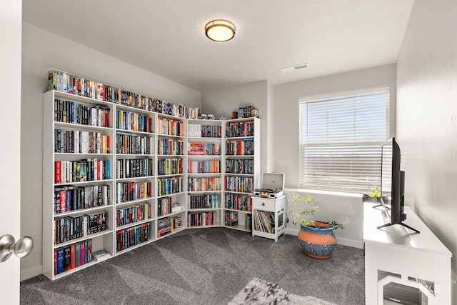 living area with carpet flooring