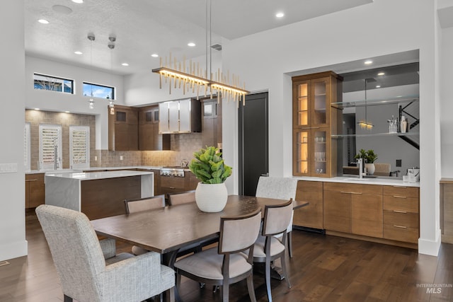 dining space with dark wood-style flooring, visible vents, and recessed lighting