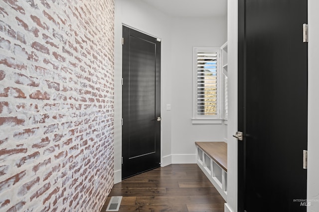 mudroom with dark wood-style floors, visible vents, and baseboards