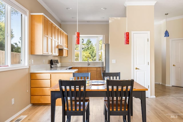 2072 N 28th St, Boise, ID 83702 - dining space with light wood-style floors, baseboards, ornamental molding, and recessed lighting