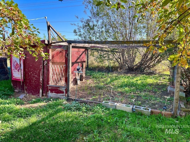 view of yard with an outbuilding